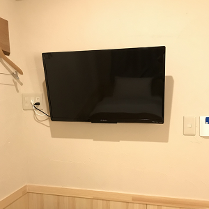 壁に備え付けのTV